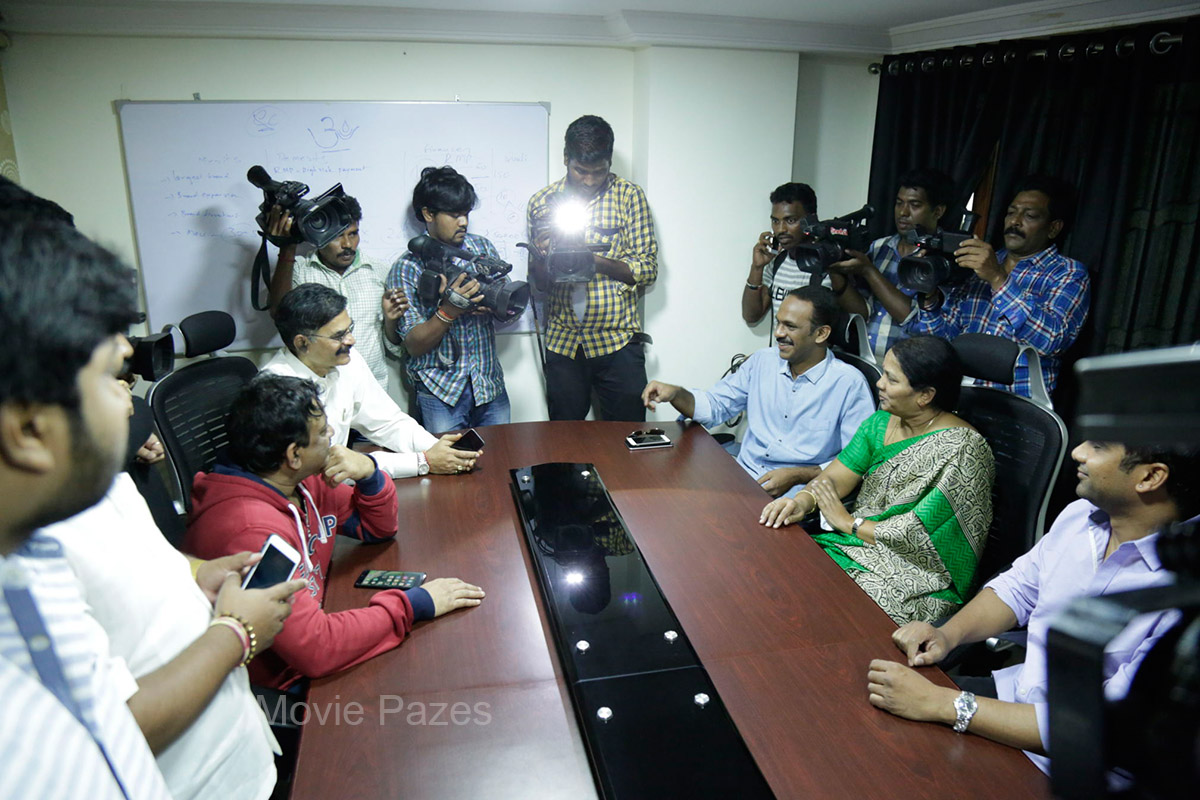 rgv-meets-vangaveeti-and-devineni-family